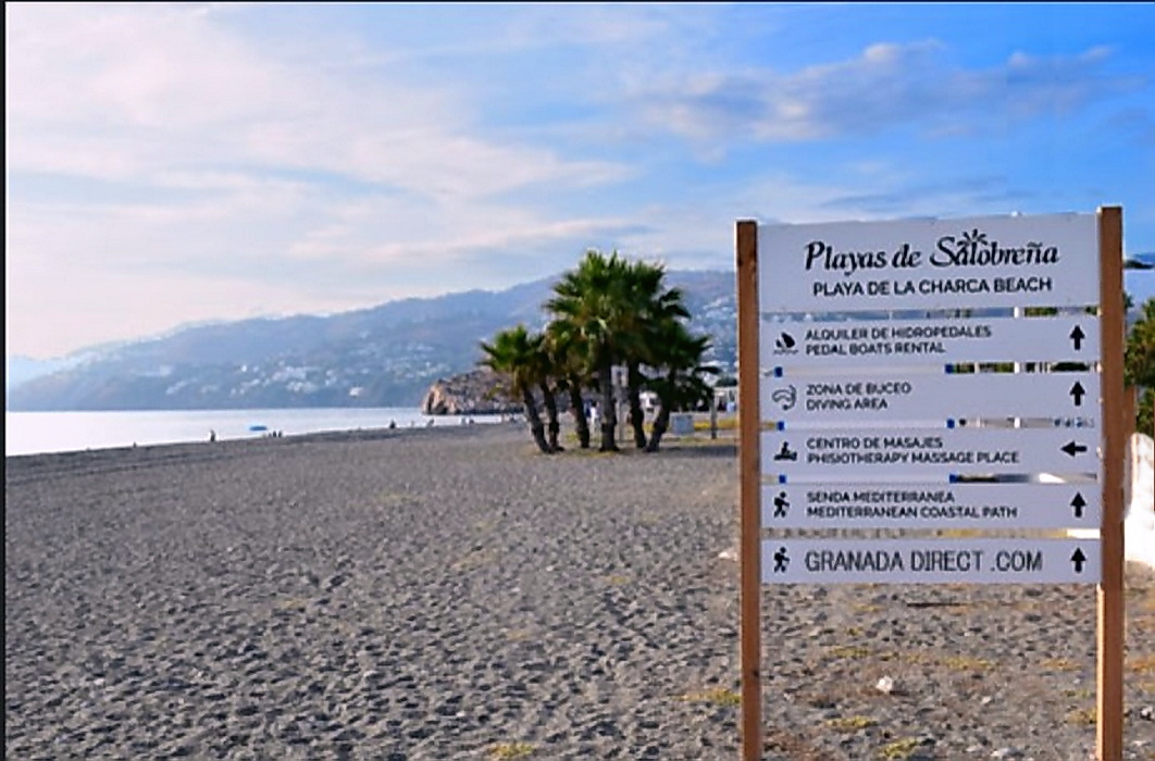La Delegación de Salud permite de nuevo el baño en la playa de la Charca y El Molino en Salobreña